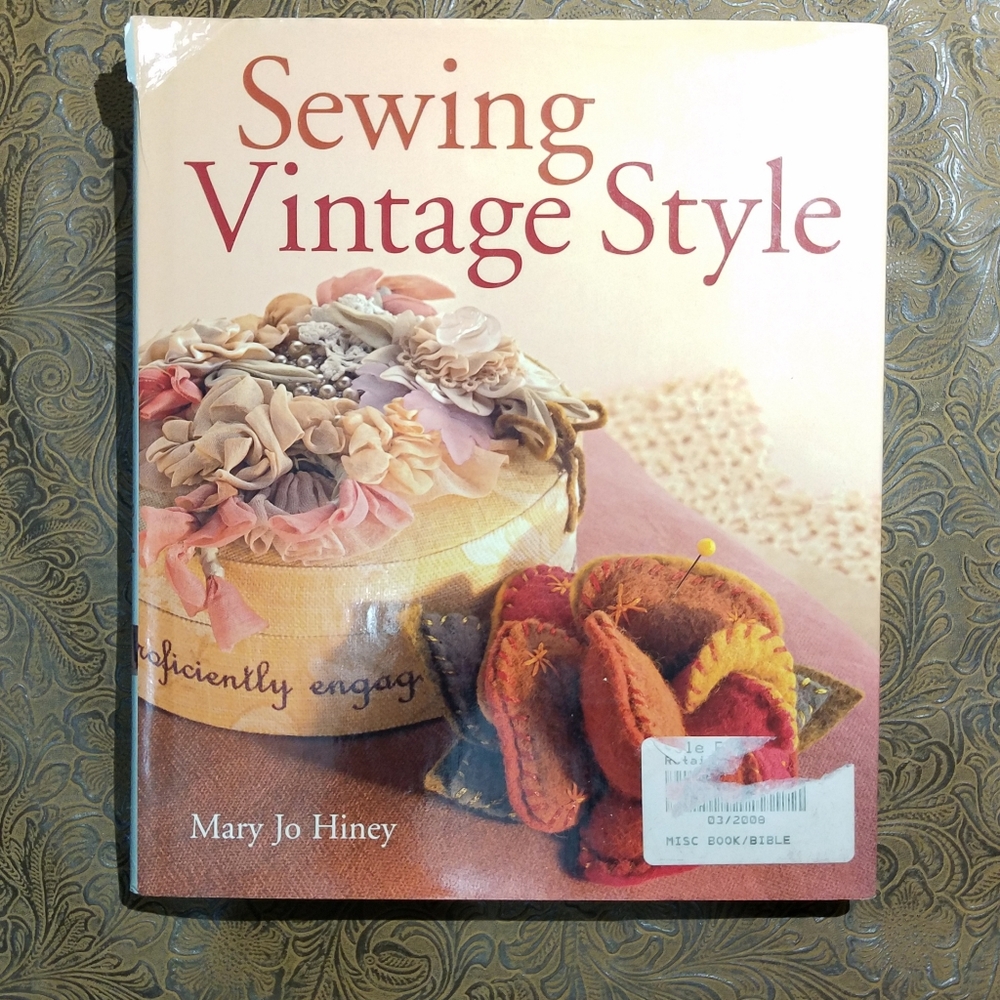 Sewing Vintage Style by Mary Jo Hinsey - Hardcover